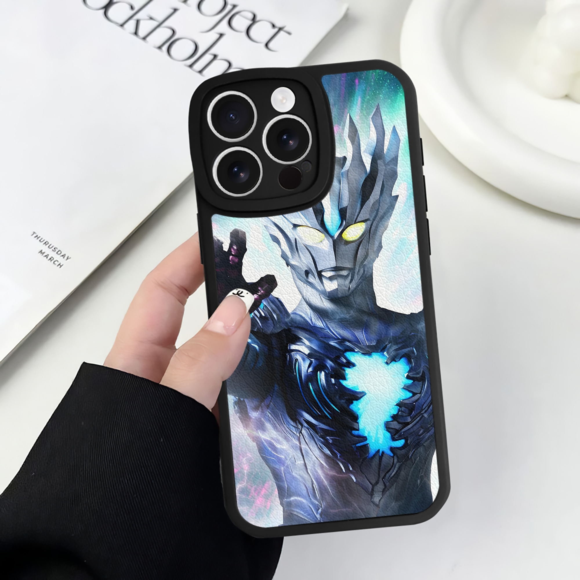 （画像用） ウルトラマン Ultraman 【iPhone 16シリーズ対応】シリコンスマホケース（レザー調） 材質：シリコン